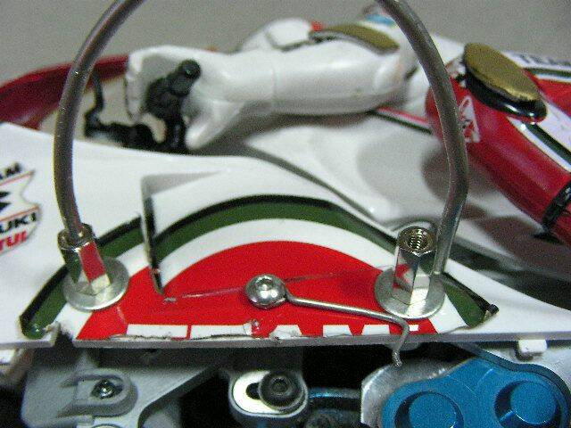 利用白鐵絲本身的彈性...稍大於兩孔距離