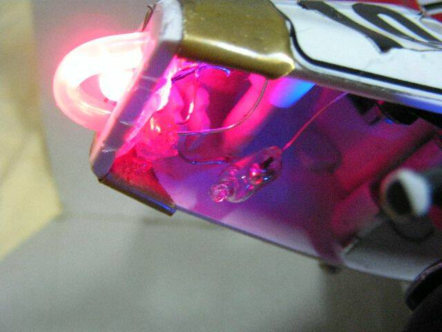 一旦車尾抬高或是煞車減速時...水銀因為慣性向前...煞車燈就亮囉