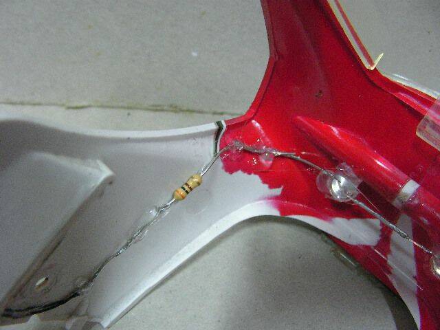 上車殼兩顆白光LED串連後接上390歐姆電阻