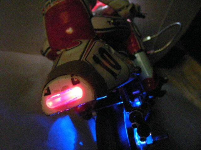 兩顆3mm小紅燈當尾燈...