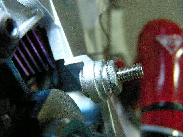 後車殼柱孔不能切太多....怕強度不夠..所以我只切2mm..然後用12mm平頭螺絲從裡面往外鎖出.加上B螺母固定... ...