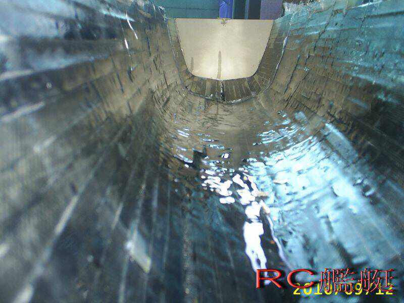 輕薄堅固又有彈性,寬敞的內部空間