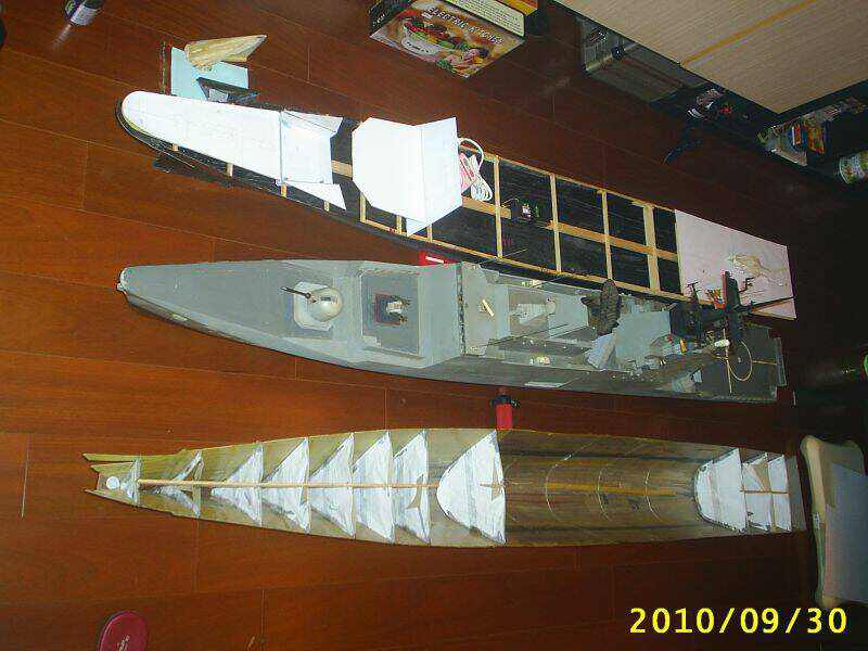 紙板組合,旁邊黃色是報廢的拉法葉船殼了..哎..