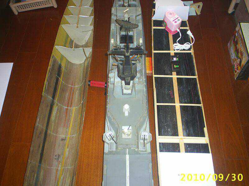 上甲板須一層一層校正上去,長寬比承德號再大一些囉