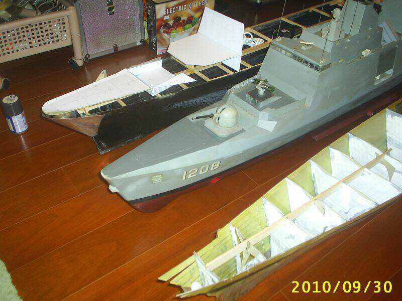 駕駛台矮胖了一些(拉法葉造型跟角度很會騙人)乍看容易,角度一看錯艦體線條美感就大失囉 ...