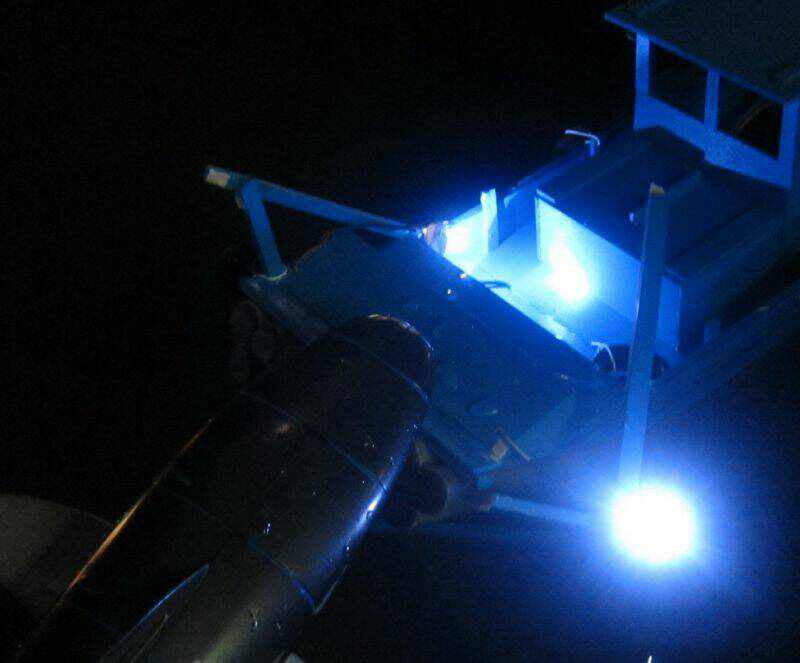 膠筏受到鯊魚的破壞