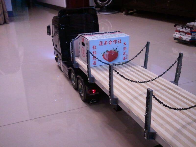  台湾货车高速翻覆 (3)图片  台湾货车高速翻覆 (3