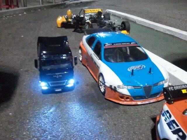  台湾货车高速翻覆 (4)图片  台湾货车高速翻覆 (4