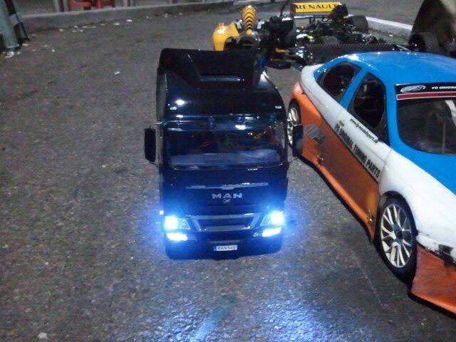  台湾货车高速翻覆 (5)图片  台湾货车高速翻覆 (5