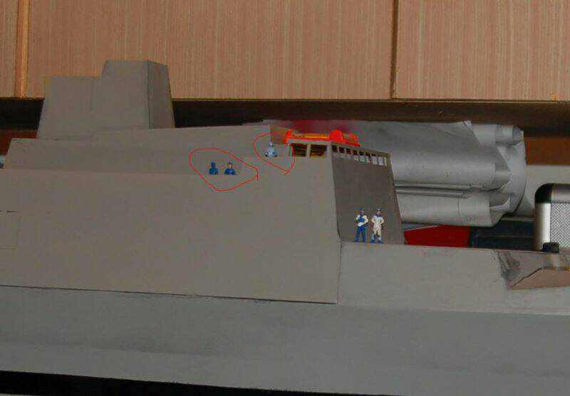 190公分的1/72人偶站在甲板上......