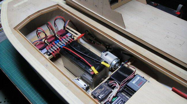 可輕鬆整組動力模組放入船艙內