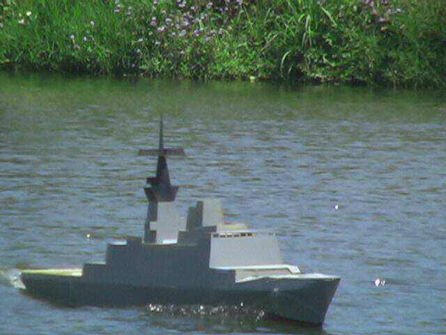 撞上碼頭的前一刻...高速破浪