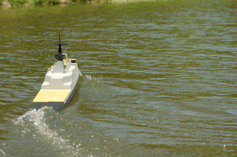 全速航行右滿舵激起的水花