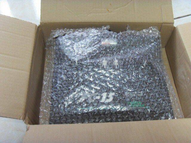 薄薄一層 很難想像這樣簡單的包裝竟然也能 飄洋過海而且毫髮無缺的來到我手中 真該給DHL 讚一個 ... ... ...