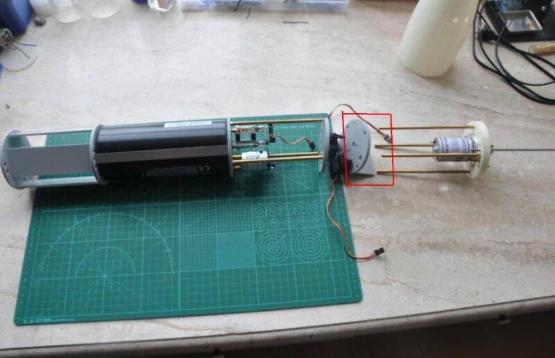 這個銅棒跟連接板的孔，直接穿進去，應該是孔大了，