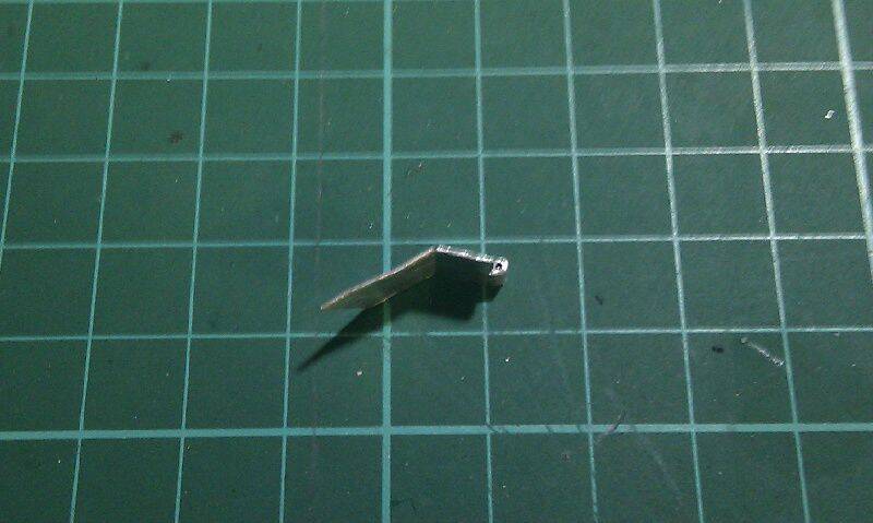 再用美工刀在鋁片上畫出想要的寬度折斷