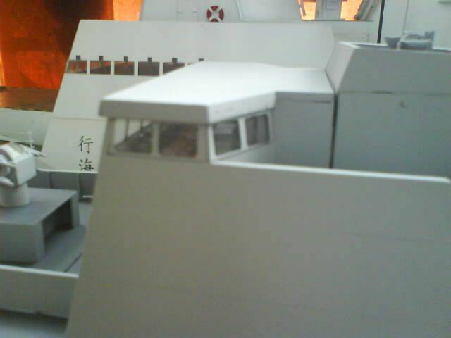 艦橋裡裝了一堆不像真的駕駛台,比較不空洞感覺