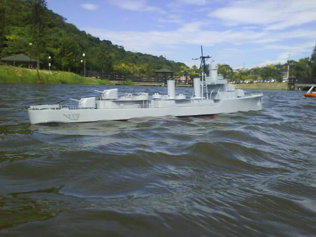 鏡頭壓低,拍起來軍艦更雄偉