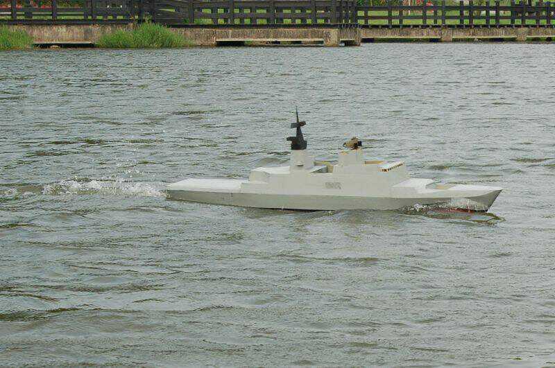 連拍下拍到水珠噴得比船高