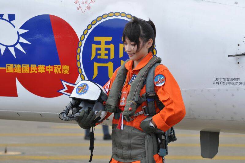 漂亮的女飞官 - B19彰化王功飞航基地 - 台湾遥