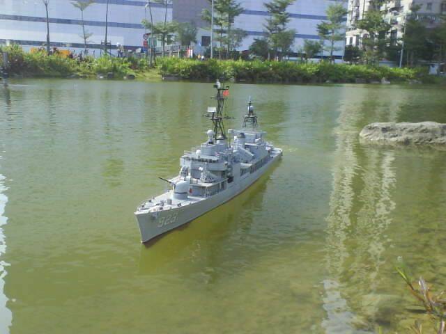 參考看看,池邊水比較清,潛艦可否淺水潛航