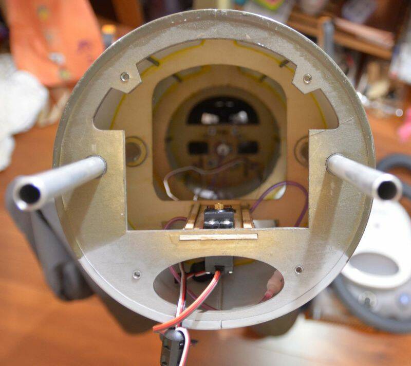 方向舵servo，與前段機身的結合是靠兩根鋁管&四科螺絲