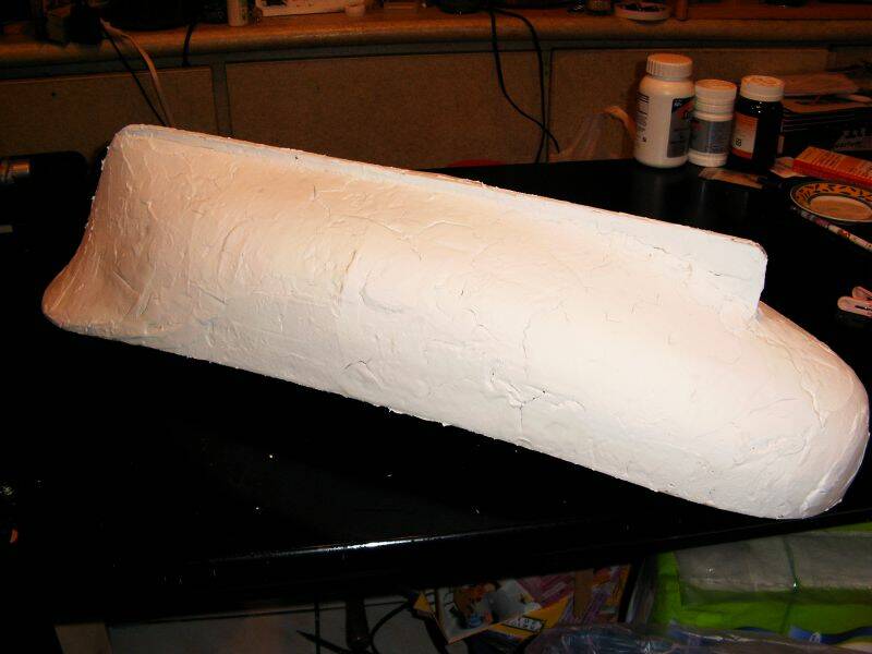 用新的銳利的美工刀剔除多餘的發泡劑再批上批土