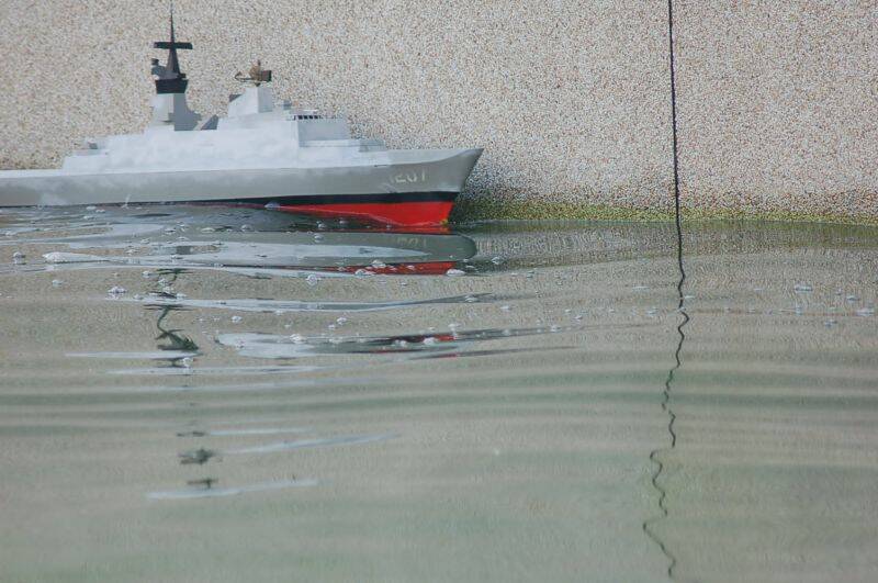 不小心就跟牆親親了