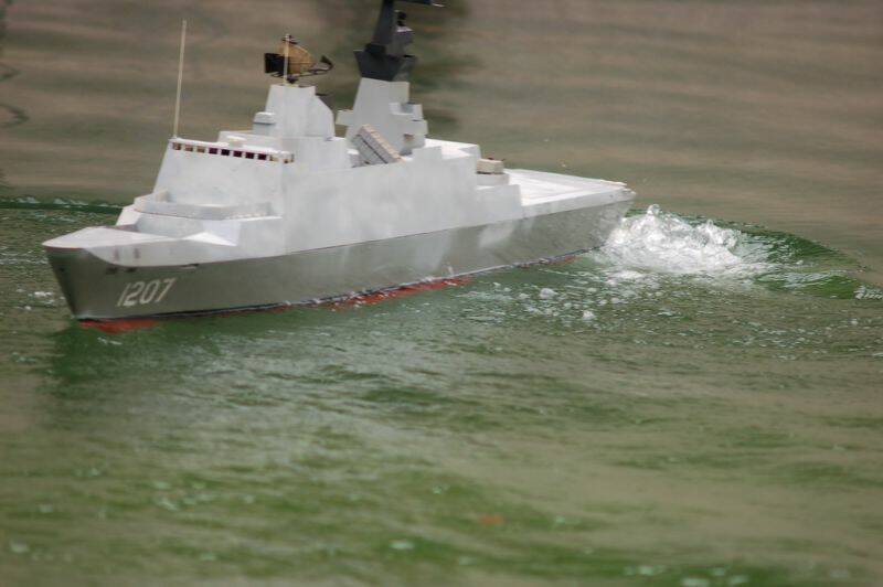 艦尾出現一大股激流