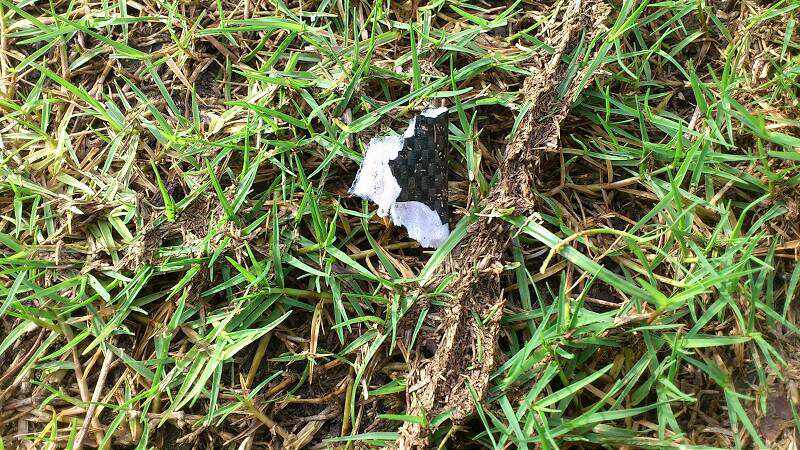 破片，裏面是發泡材，外面是塑膠皮包的(號稱碳纖)用印的