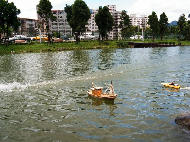 後面的快艇跑太快沒抓到只拍到水花