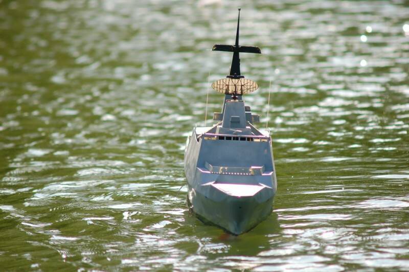 陽光穿透部份薄薄的FRP