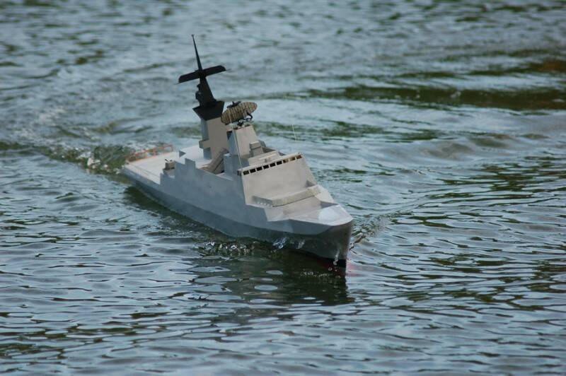 穩定鰭沒開轉彎傾角變大了,艦艏更尖了