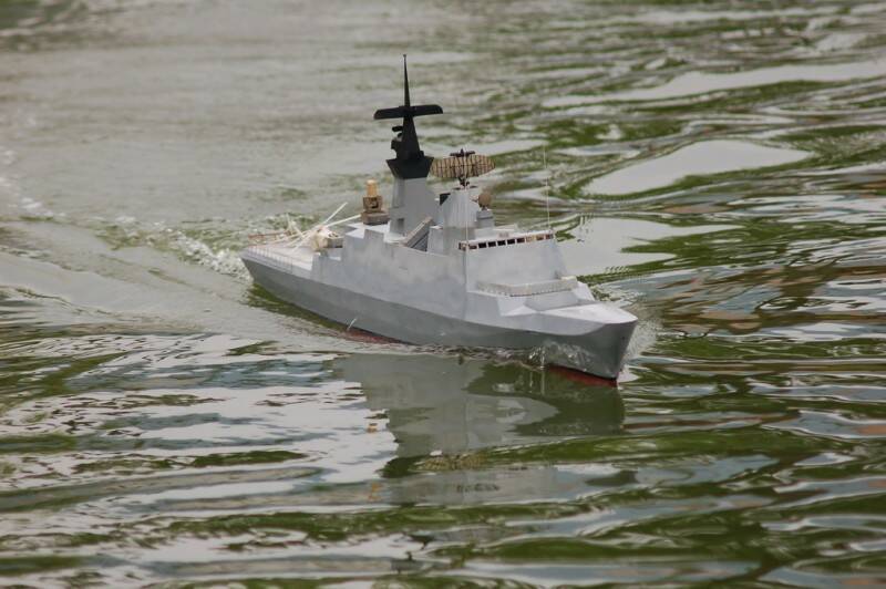 船在水上甩尾,直升機也在甲板上甩機@@