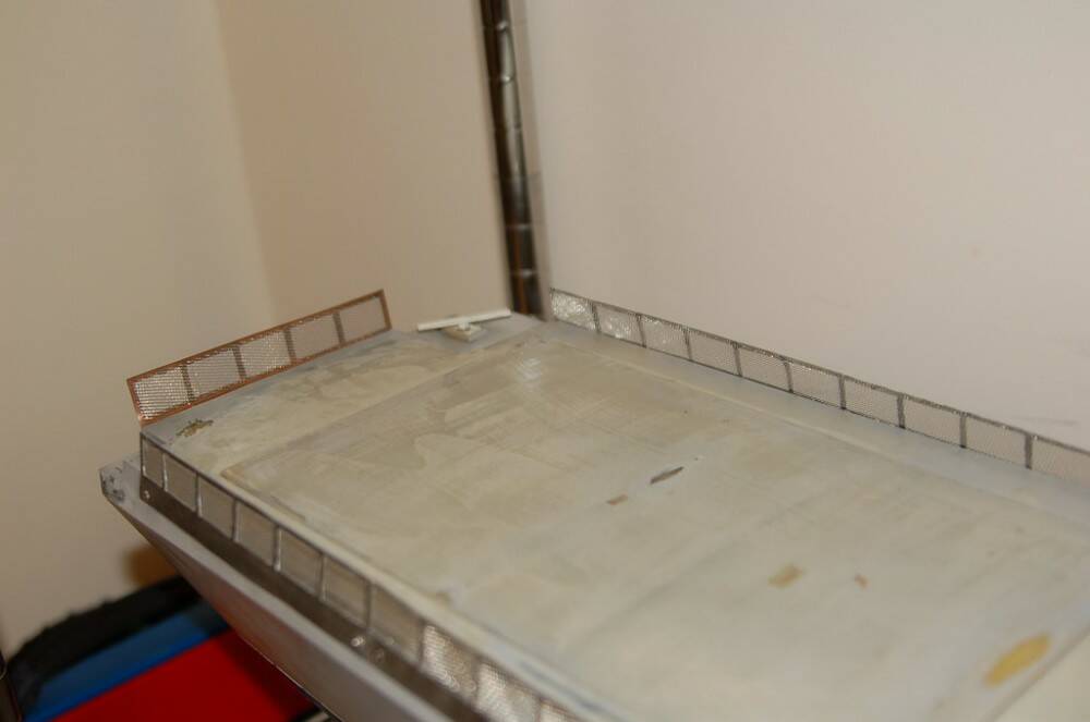 拆下厚紙板欄竿上裝正式材料