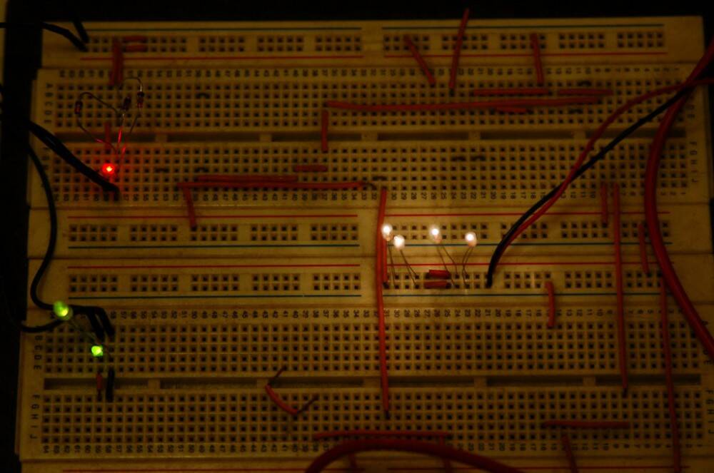 柔和暖色的小燈泡