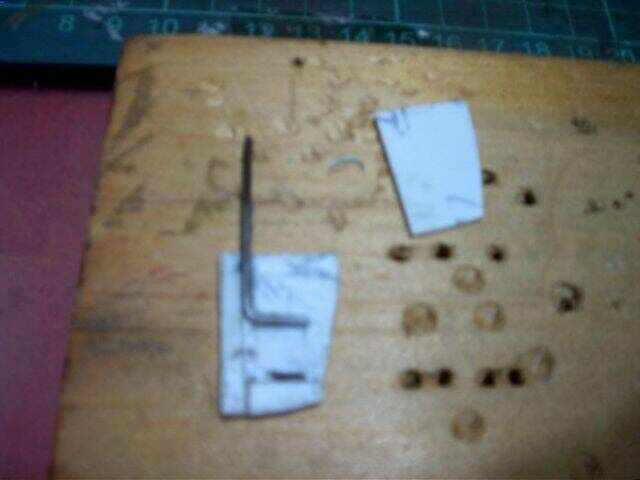 在一片改造版以快乾膠黏上L型鋼絲 其餘部分用再用改造版堆疊