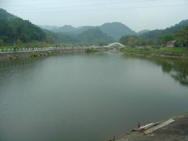 左下角的落腳處，就是我坐在那玩船的嘎嘎角