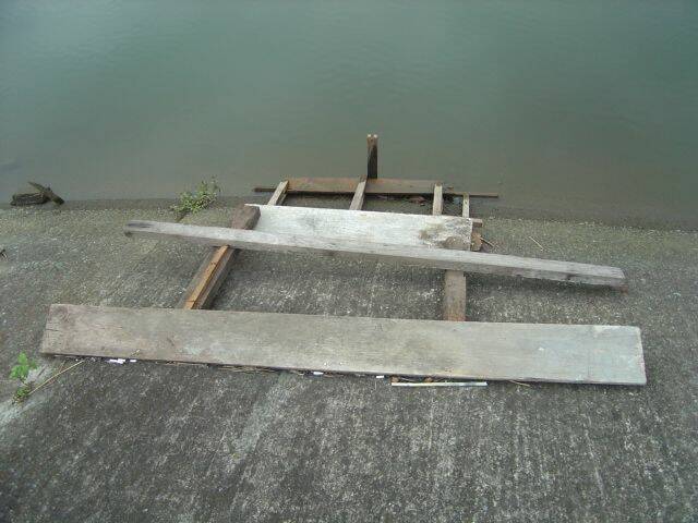 位置不大。且還要與當地釣客搶的位置。每次搶都他贏∼因為是他釘的∼