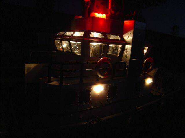 被浪欺凌後的工作船-1