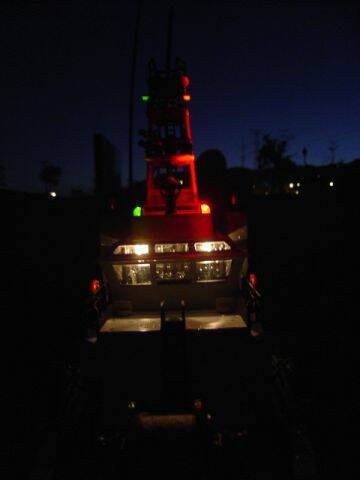 被浪欺凌後的工作船-2