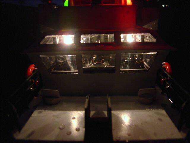 被浪欺凌後的工作船-3