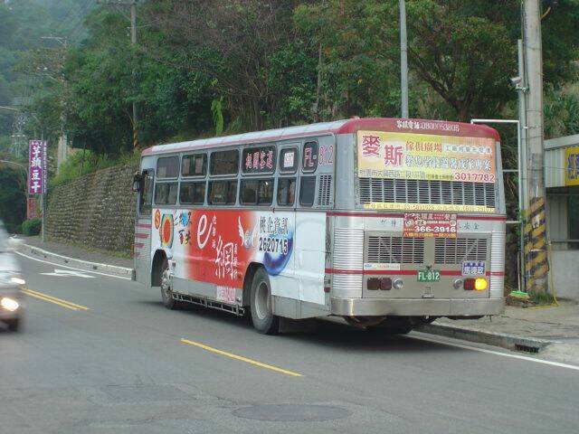 若真的沒辦法∼就請我們這一位熱心的馬先生在你來~。上車記得投幣喔