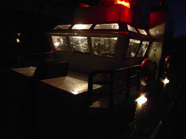 被浪欺凌後的工作船-4