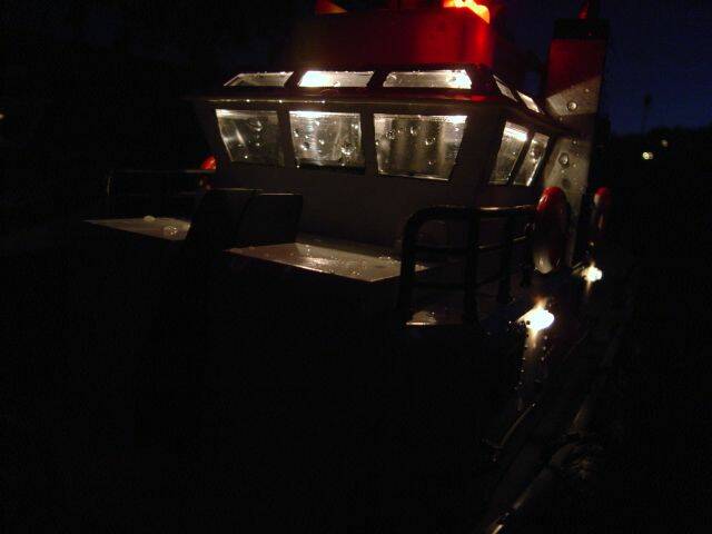 被浪欺凌後的工作船-5