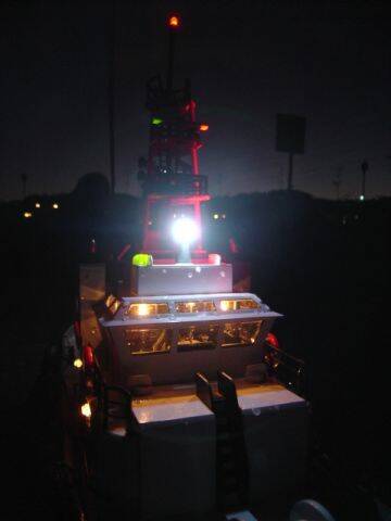 被浪欺凌後的工作船-6