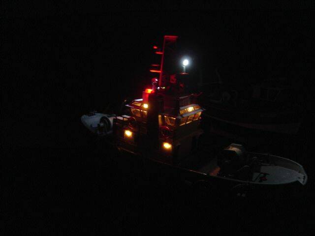 被浪欺凌後的工作船-7