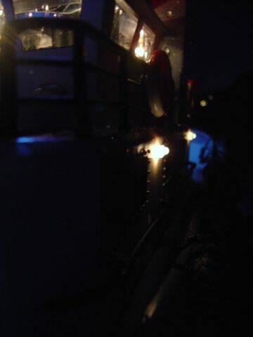 挖哩勒~ 走道上都沒人了~ 怎會有聲音阿~