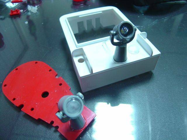 兩盞探照燈內塞入一個5mm的LED