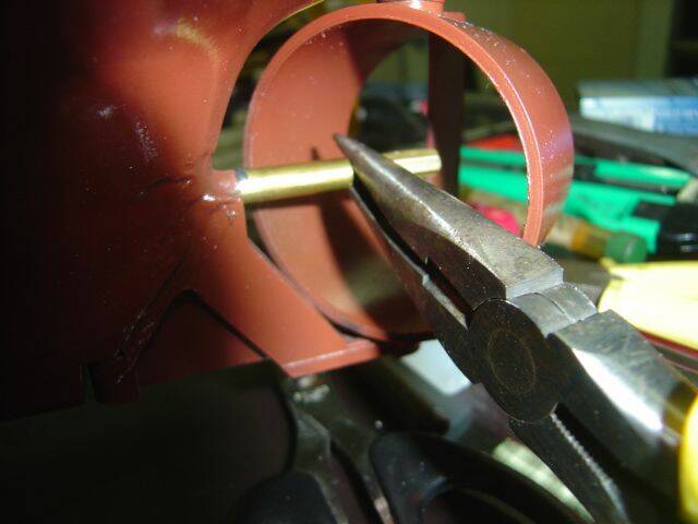 再用尖嘴鉗稍為扳開